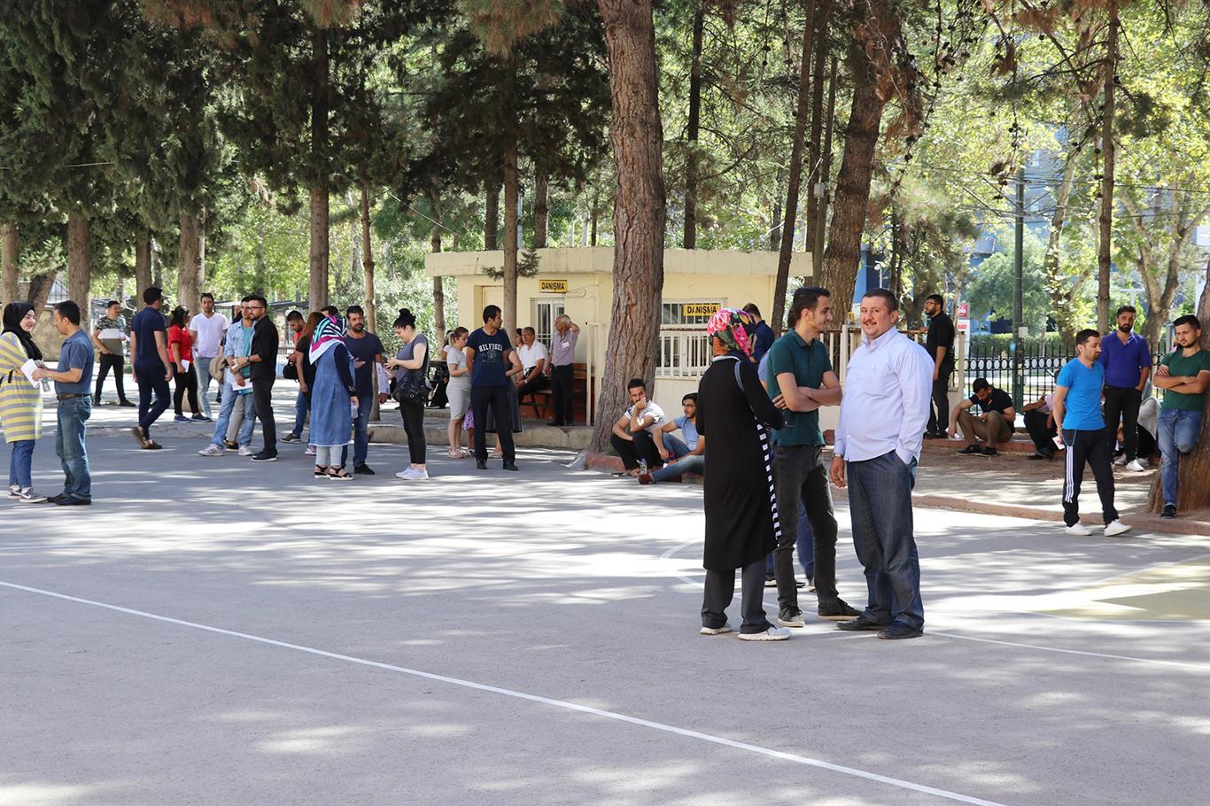 Türkiye genelinde bir milyon 234 bin 617 adayın katıldığı KPSS Lisans Genel Yetenek ve Genel Kültür oturumu Gaziantep’te heyecanla başladı.

